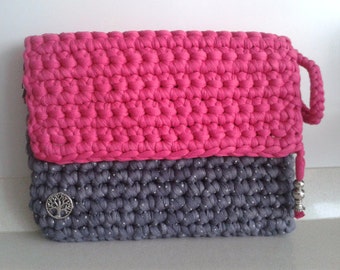 Bolso de mano, clutch. Funda tablet o iPad 7,9" Hecho a mano en crochet, trapillo. Varios modelos.