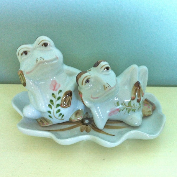 Frogs on a Lilypad Salt and Pepper Shakers/Frog Salt and Pepper Shakers/Cermamic Frogs/Ceramic Frog Salt and Pepper Shakers/Frog Shakers