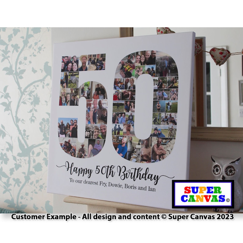 Pu&ograve; includere: Una stampa su tela bianca con un collage di foto per un 50&deg; compleanno. Le foto sono disposte a forma di 50. Il testo "Happy 50th Birthday" &egrave; scritto sotto il collage, insieme ai nomi "Fry, Dowie, Boris e Ian". Il testo "SUPER CANVAS" &egrave; in un logo colorato in basso a destra.