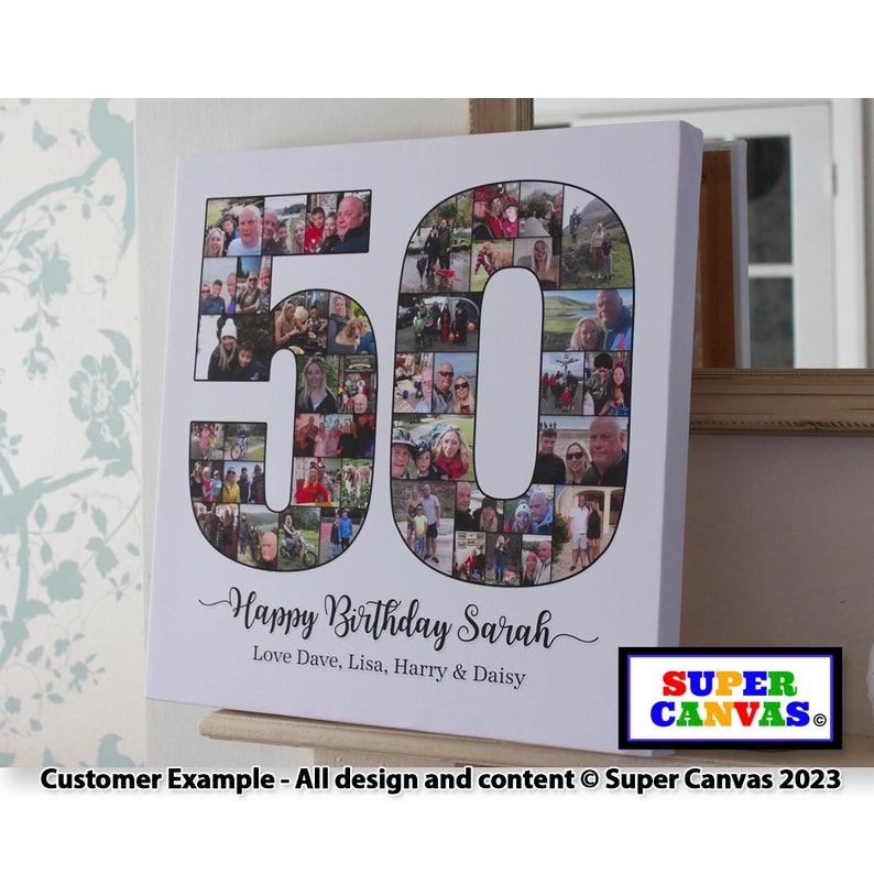 Pu&ograve; includere: Una stampa su tela bianca con un collage fotografico del numero 50. Il numero &egrave; composto da foto pi&ugrave; piccole. Il testo "Happy Birthday Sarah" e "Love Dave, Lisa, Harry & Daisy" &egrave; sotto il numero. Il testo "SUPER CANVAS" &egrave; nell'angolo in basso a destra.