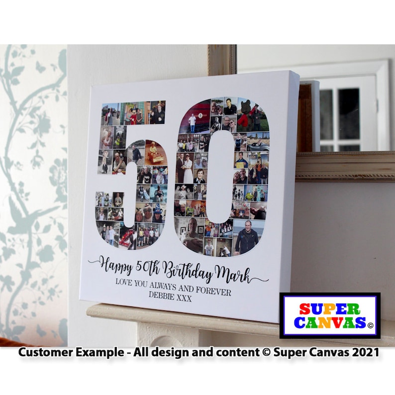 Pu&ograve; includere: Una stampa su tela bianca con un collage fotografico di una festa di compleanno per il 50&deg; anniversario. I numeri 50 sono fatti di foto e il testo "Happy 50th Birthday Mark" &egrave; scritto sotto i numeri. Il testo "Love you always and forever Debbie XXX" &egrave; scritto sotto il messaggio di compleanno.