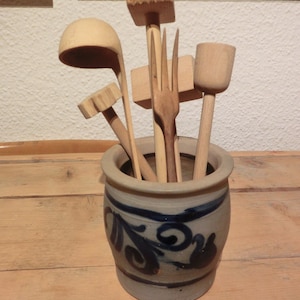 Vintage Schmalztopf mit Küchenhelfern Fleischklopfer Schöpfkelle Kartoffelstampfer aus HOLZ Salztopf Krauttopf Küchenkonvolut Übertopf