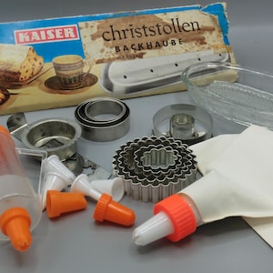 Zestaw kuchenny Vintage Kitchen Helper: pokrywka do pieczenia świątecznego sztollenu, strzykawka do ciasta, rękaw cukierniczy, tarka do jabłek, foremki do ciastek, foremki do ciastek