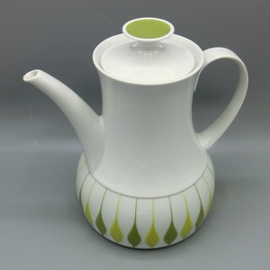 Può includere: Caffettiera in ceramica bianca con coperchio verde e design geometrico verde e bianco.