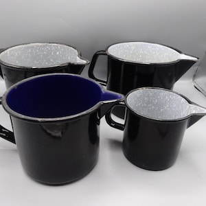 Vintage geëmailleerde melkkannen, set van 4, Baumann Drexler zwarte melkkannen, steelpan, mok met tuit, bloempot, plantenbak, decoratie