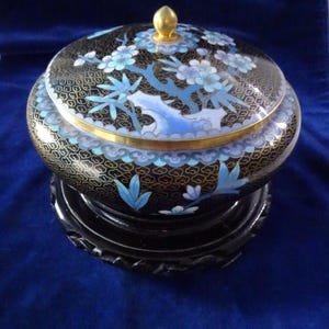 Vintage cloisonné doos, doos met deksel, sieradendoos, bonbonnière, Aziatisch design, kersenbloesems, vlinders, gesneden houten voet, messing knop