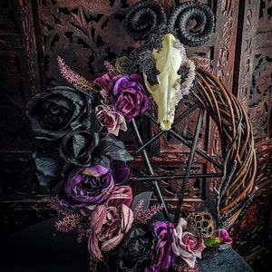 Couronne de tête de mort de renard : cornes noires, roses, cristaux d&#39;améthyste, pentagramme