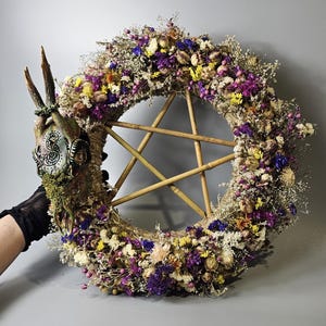 Couronne gravée de crânes de chevreuil : décoration pentagramme cottagecore paille