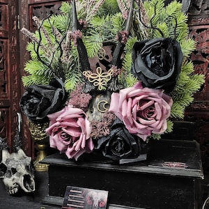 Couronne de crânes de chevreuil : décoration d&#39;automne d&#39;Halloween avec des roses