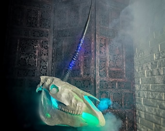 Diese Halskette ist mit einem gravierten Pferdeschädel verziert: Selenit Augen, Dreifach Mond, LED Einhorn Horn