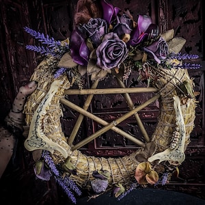 Couronne de paille de chevreuil : pentagramme de sorcellerie, roses et améthyste