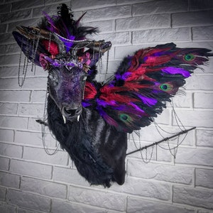 Taxidermia de corzo alado: corona de amatista, alas de plumas, arte de La Muerte