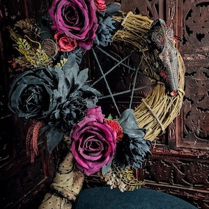 Couronne de paille tête de mort renard : décoration pentagramme gothique avec roses noires
