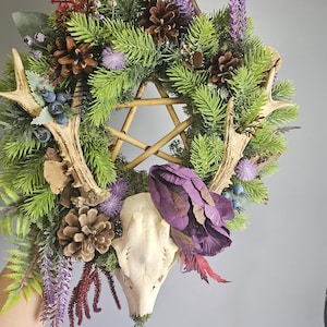 Couronne de porte forestière : véritable crâne de chevreuil, bois, pentagramme - Déco d&#39;Halloween automne