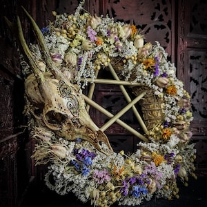 Couronne gravée de crânes de chevreuil : pentagramme païen, plantes sèches
