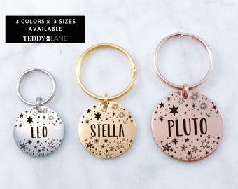 Peut inclure: Trois médailles pour chien en argent, or et or rose avec un motif d'étoiles et les noms Leo, Stella et Pluto gravés dessus.