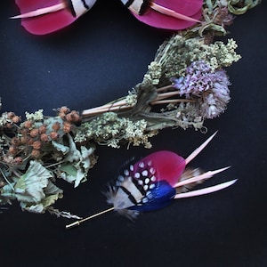 Feder Revers Pin, Lava Fall Federn Revers Pin, Burgund Feder Revers Pin, Anstecknadel Hochzeit, Hochzeit Fliege, Fliege für Bräutigam