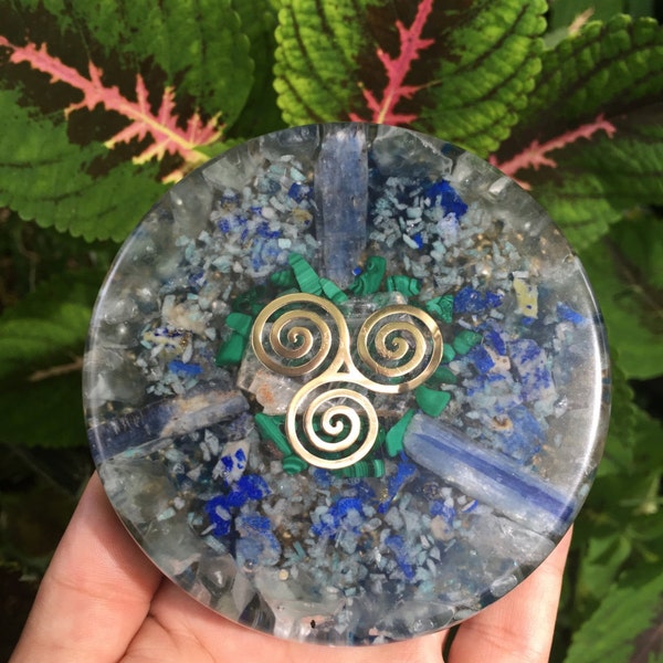 Wai Water Element Orgone Charging Plate with Celtic Trisquele Symbol and Fluorite, Lapis, Malachite and Blue Kyanite (4" diameter)