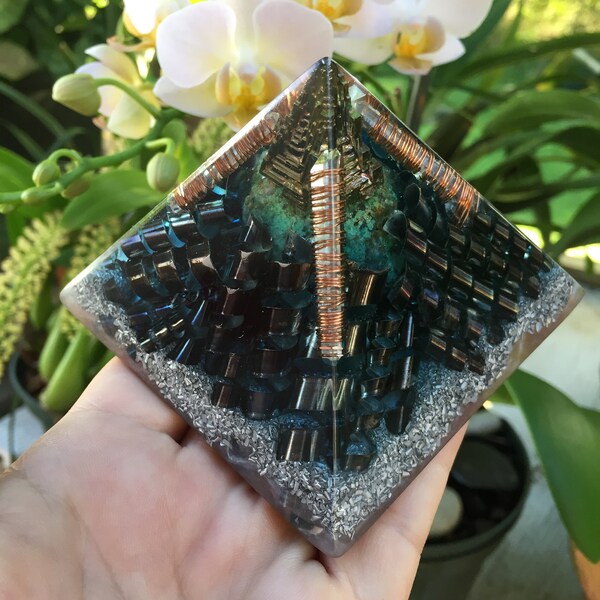 Pohihihi Orgone Pyramid with Bismuth and Chrysoccola (medium)