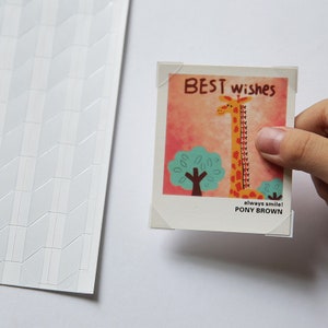 Może przedstawiać: Białe naklejki narożne do zdjęć, z przykładowym zdjęciem żyrafy z tekstem "BEST wishes always smile! PONY BROWN".
