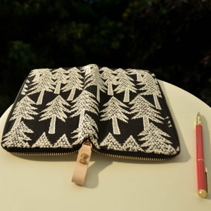 Handgemachte schwarze Baum bestickt Wochen Cover Brieftasche-Größe Reißverschluss Buchtasche Lagerung Multifunktionale Hobo Weeks Mega Reißverschluss Tasche Clutch Bag