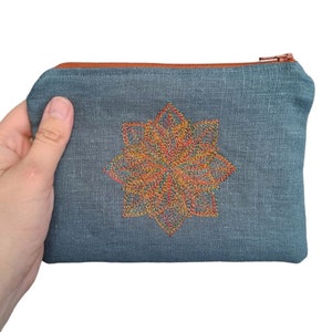 Pochette per il trucco con cerniera in lino fatta a mano con ricamo mandala multicolore, borsa per cosmetici con delicato motivo geometrico, regalo per lei