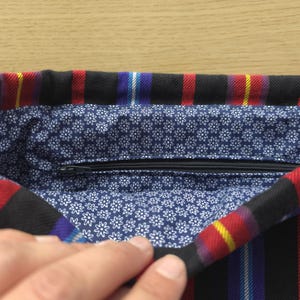 Ethno Kordelzug Beutel aus Cēsis, Lettland Rockstoff für Häkel- oder Strickprojekte, Baltische Volkskunst Handwerk Tasche, Leinenaufbewahrung Bild 3
