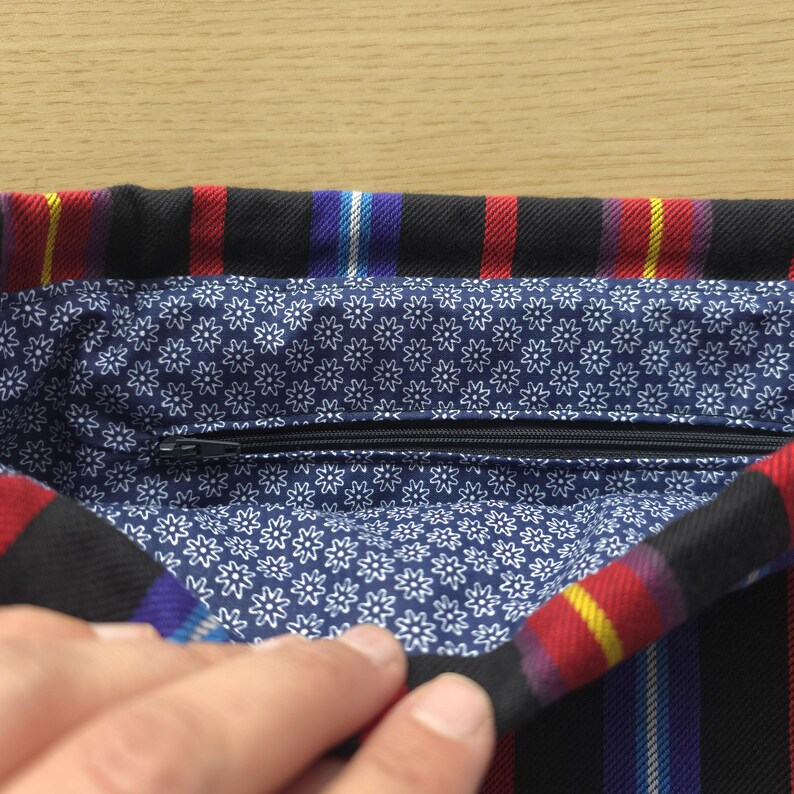 Ethno Kordelzug Beutel aus Cēsis, Lettland Rockstoff für Häkel- oder Strickprojekte, Baltische Volkskunst Handwerk Tasche, Leinenaufbewahrung Bild 3