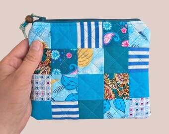 Türkisfarbene Patchwork-Kosmetiktasche aus Baumwolle, handgefertigte gesteppte Kosmetiktasche mit Reißverschluss in Patina-Blau