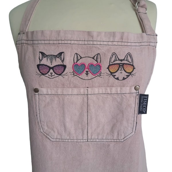 Tablier de cuisine artisanal : tablier de chef en coton rose délavé clair avec broderie de trois chats géniaux et lunettes de soleil, cadeau pour fille adulte