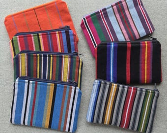 Kleine bunte Reißverschlusstasche aus traditionell gewebtem lettischem Volksrock Stoff, handgefertigte Alltagstasche, ethnische Make-up Tasche