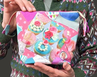 Kulturbeutel pink aus Baumwolle mit Muffins, Perlen, Blumen und Keksen, handgemachter Kulturbeutel für kleine Damen