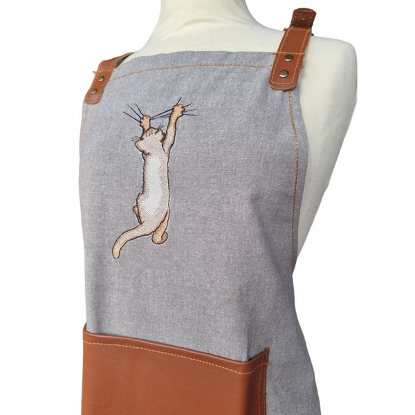 Tablier de cuisine artisanal : tablier de chef en coton avec jolie broderie de chatons grimpants et poche en cuir véritable, tablier complet avec chat rigolo