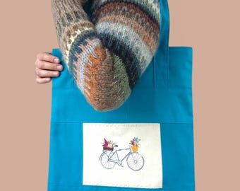 Helle türkise Markttasche, handgemachte Einkaufstasche aus blauer Baumwolle mit Sommerblumen-Fahrradstickerei, Einkaufstasche aus blauer Blumenleinen