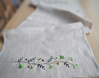 Handgefertigter Leinentischläufer mit feiner Wildblumenstickerei – rustikale Deko für Esstisch und Feste