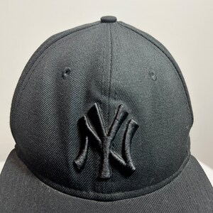 New York Yankees All Black Fitted Hat 59Fifty MLB Baseball Size 7 1/2 image 5