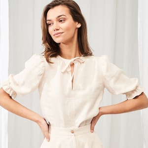 Top in lino con maniche a sbuffo LUCIA, Top con collo annodato, Camicetta in lino a maniche corte, Top in lino con maniche a sbuffo da donna, Top in lino di ispirazione vintage