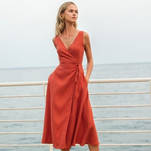 Abito avvolgente in lino ROSIE: abito estivo senza maniche aderente e svasato