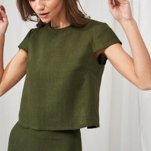 Crop Top de Linho AMELIA: Blusa Feita à Mão com Botões nas Costas e Manga Curta