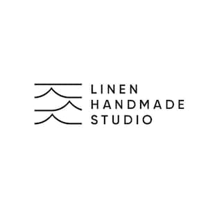 Peut inclure: Logo noir et blanc pour un studio de création de linge fait main. Le logo présente trois lignes qui se chevauchent pour former une forme de montagne stylisée.