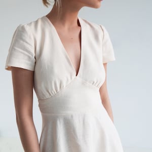 Diepe V-hals linnen jurk SICILIË, Cup mouw linnen jurk, Op maat gemaakte jurk voor vrouw, Fit en flare jurk, A-lijn linnen jurk, Elegante jurk afbeelding 3