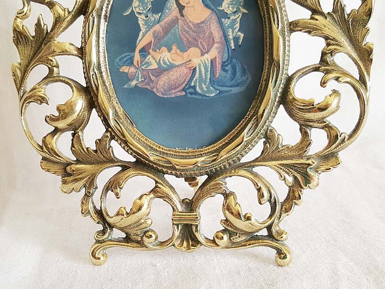 Vintage Rococo Style With Scrolls And Acanthus Leaves Brass Glass Oval Picture Frame