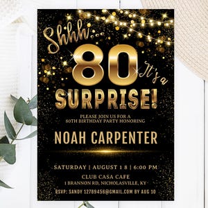 Puede incluir: Invitación de fiesta de cumpleaños número 80 en negro y dorado con el texto "Shhh... 80 ¡Sorpresa!" y el nombre "Noah Carpenter". La invitación incluye detalles del evento e información de RSVP.