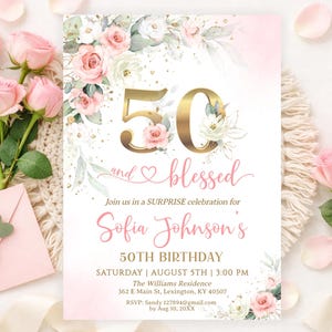 ブラッシュピンクのバラ50歳＆祝福された誕生日招待状花バラグリッターサプライズ誕生日招待状彼女の50歳の誕生日パーティー女性ゴールド