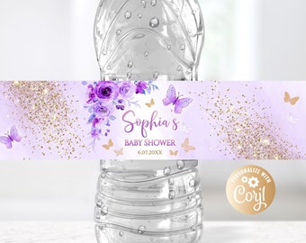 Könnte beinhalten: Lila und goldene Wasserflaschenetikett mit Schmetterlingen und Blumen. Das Etikett lautet "Sophia's Baby Shower 6.07.20XX".