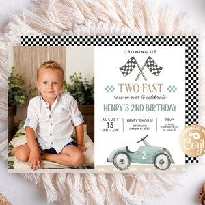 Op de afbeelding: Een verjaardagsuitnodiging met een geruite achtergrond. De uitnodiging bevat een foto van een jonge jongen, een blauwe speelgoedauto en de tekst "Growing Up Two Fast race on over to celebrate Henry's 2nd Birthday". De uitnodiging bevat ook de datum, tijd en locatie van het feest.