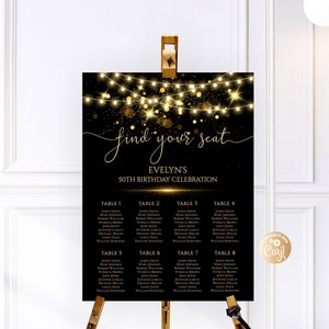 Puede incluir: Un plano de asientos imprimible en negro y dorado con un fondo de luces de cadena y purpurina. El texto "find your seat" está escrito en cursiva dorada. El plano es para la celebración del 50 cumpleaños de Evelyn y enumera los nombres de los invitados en cada mesa.