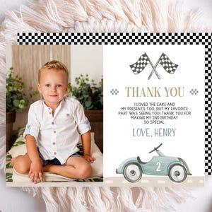 Bewerkbare twee snelle verjaardagsbedankkaart met foto, vintage auto notitie auto vintage retro raceauto uitnodiging, raceauto 2e met een foto