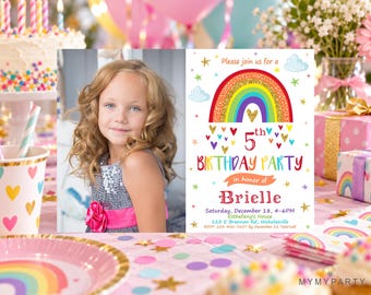Puede incluir: Una invitación de cumpleaños rectangular con la foto de una niña a la izquierda y un fondo blanco a la derecha con un arcoíris brillante, corazones de colores, estrellas y el texto Please join us for a 5th BIRTHDAY PARTY in honor of Brielle.