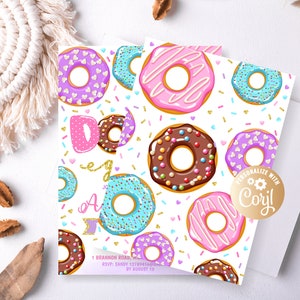 Puede incluir: Invitaci&oacute;n con tem&aacute;tica de donuts, con fondo blanco y donuts coloridos. Los donuts son rosas, morados, azules y marrones, con chispas y decoraciones en forma de coraz&oacute;n. El texto "Donut" y "A Day" es visible, junto con instrucciones de personalizaci&oacute;n.